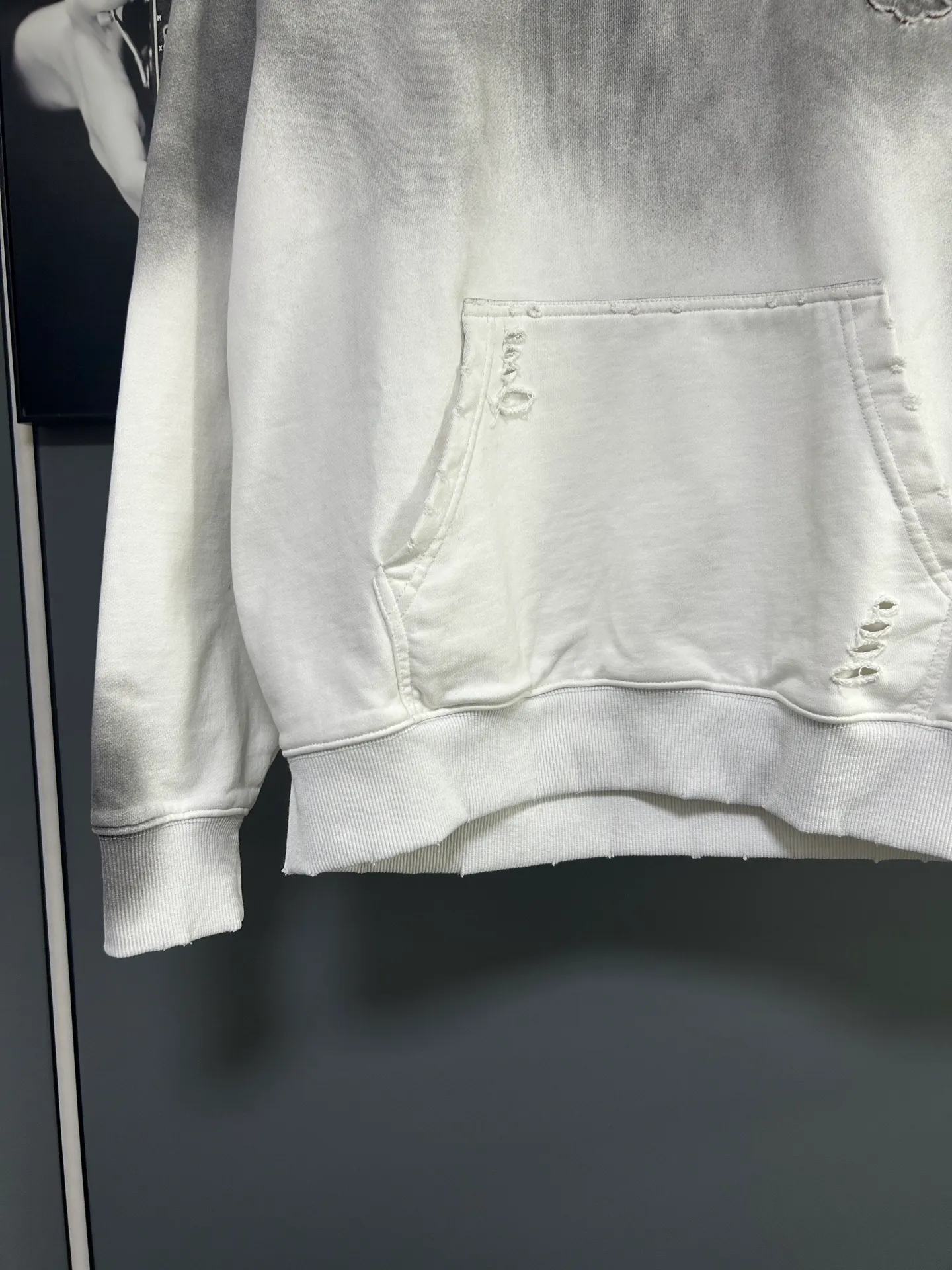 P310 𝗖𝗵𝗿𝗼𝗺𝗲 𝗛𝗲𝗮𝗿𝘁𝘀/Cro Heart 2025 Cross Patch Embroidery Summer New Original Single Counter American Acid Washed Distressed Laser Burnt Patch Embroidery Couple Casual Hooded Sweatshirt 👑The highest version! Customized fabric 440g tripe terry fabric! American acid-washed and distressed original fabric laser burnt ✟appliqué embroidery and exquisite embroidery of letters! The best-selling model at the counter. It is very comfortable to wear. It is low-key yet luxurious. It is very classy when worn. The large size and tailoring are needless to say. The upper body is exquisite and vivid. 👍High-end first-class materials. A truly palace-level product. The cotton from Turkey is of outstanding quality. After heavy washing, the clothes are very soft! Not picky, the upper body is absolutely stylish and extremely luxurious. Auxiliary materials: The original model has been authenticated and labeled ➕100% silk washed with water label. Genuine purchase-grade original hangtag➕matching hanging rope➕3D hanging beads➕original packaging bag. Craftsmanship: The original version has consistent wiring! The highest version of the armhole matching technique! Countless times of pattern making to 100% restore the original appearance! The correct version is the same for men and women, super eye-catching, super good-looking, and super atmospheric! Color: black, white and gray Size, XS S M L